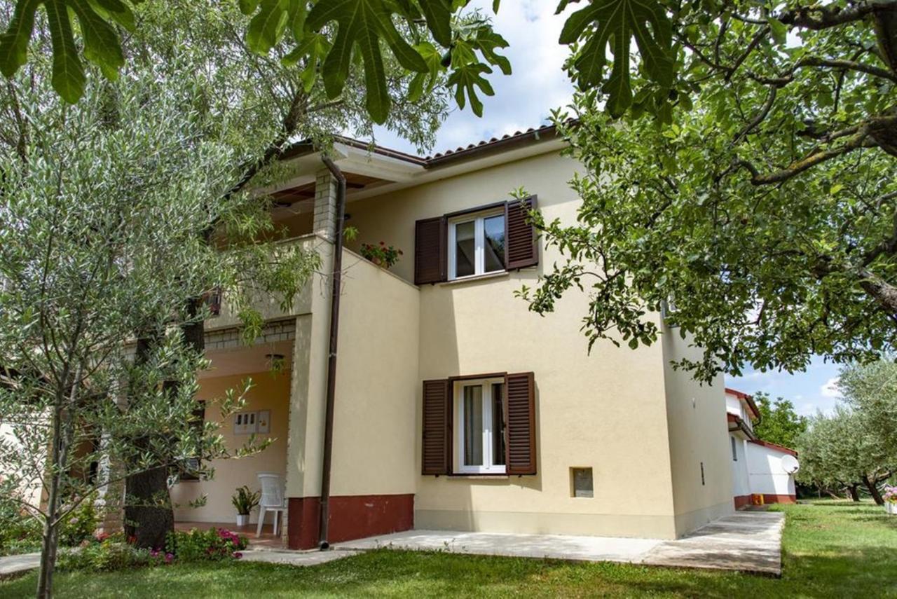 Flower Garden Rhapsody - Modern Family Apartments Near Fažana Exteriör bild